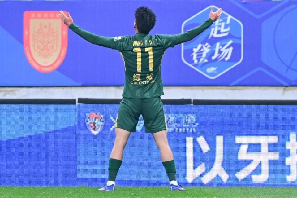 开云-王钰栋暴怒！终场哨后怒骂队友，赛季3次情绪失控，曾怒怼球迷