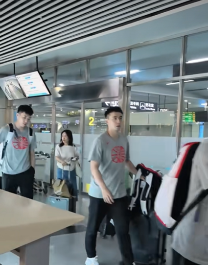 开云-辽宁男篮动态速递！赵继伟随队出发男篮热身赛，球队要求球员全员回归，已收到多份外援报告